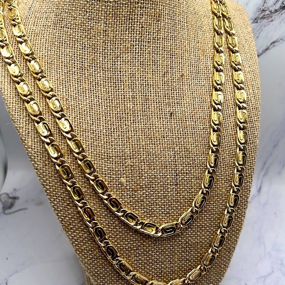 Gold 46” Interlocking Curb Chain. - Picture 4 of 7